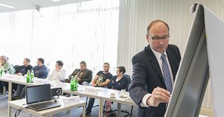 Dipl.-Ing. Marco Schlüter (IKT) leitet das Seminar
