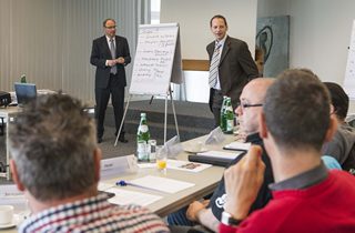 Dipl.-Ing- Thomas Nichler (Ing.-Büro Dahlem) und Dipl.-Ing. Marco Schlüter (IKT) diskutieren mit den Teilnehmern