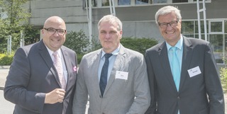 Neuer Vorsitzender des IKT-Fördervereins der Netzbetreiber e.V.: Hans-Joachim Bihs (Mitte), sein Vorgänger Joachim Schulte (rechts) und IKT-Geschäftsführer Roland W. Waniek
