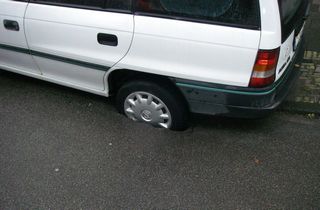 Einbruch eines parkenden PKW