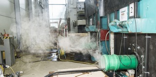 Rauchendes Rohr: Fräsen Anschlusses erzeugt Staubwolke 