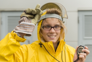 Julia Timmer führt im IKT praktische Versuche für ihre Masterarbeit durch