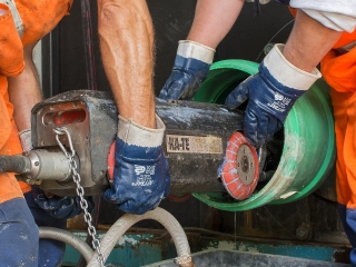 Einheben des Roboters in den Versuchskanal