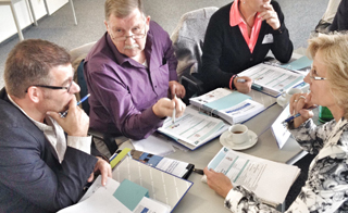 Starker PraxisbezugTeilnehmer arbeiten an Fallbeispielen
