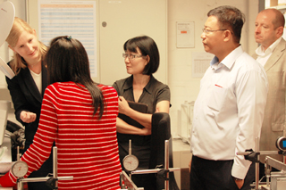 Im Labor: Die Gäste informieren sich über die DSC-Analyse.