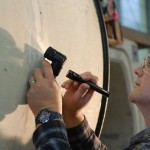 Mann mit Brille untersucht Risse in Betonrohr nach Scheiteldruckprüfung