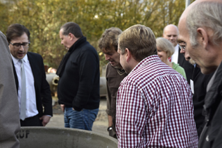 Lenkungskreis-Mitglieder begutachten ausgebaute Probekörper