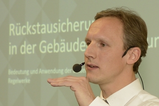 Marco Koch (Jung Pumpen GmbH) erläutert Systeme zur Rückstausicherung