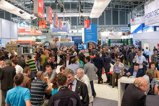 Messestand mit vielen Besuchern