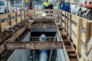 Blick in die Baugrube, Rohre unter Plastikfolie