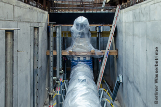 In der Baugrube, Rohre unter Plastikfolie