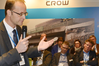 Bert Bosseler mit Mikrofon von Zuhörern