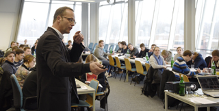 Prof. Bosseler, IKT, und Studenten im Vortragssaal