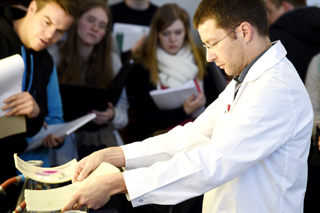 Laborant legt Linerprobe auf den Unterdruckkolben.