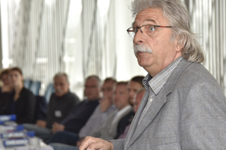 Thomas Sürder während seines Vortrags