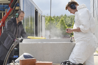 Versuchsaufbau mit Schachtelement und Maschine zur Untergrundvorbereitung