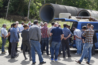 Teilnehmer bei der Dichtheitsprüfung auf dem IKT-Gelände