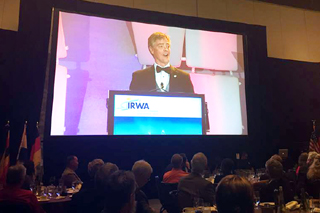 Wayne Goss bei seiner Rede auf einem großen Monitor