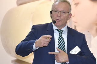 Karl-Heinz Flick während seines Vortrags bei den Praxistagen 2015