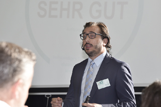 Serdar Ulutaş während seines Vortrags