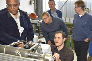 Stefan Bretz erklärt die Funktionsweise des MAC-Geräts