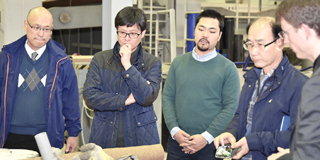 Delegationsmitglieder in der IKT-Versuchshalle