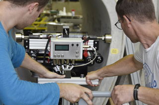 Bretz und Meynier verladen das MAC-System.