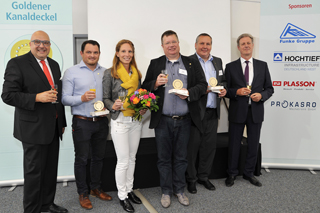 Gruppenbild mit Preisträgern des Goldenen Kanaldeckels 2017