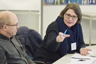 Lenkungskreismitglieder diskutieren