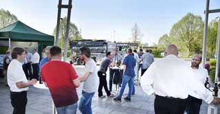 Gespräche auf dem Platz vor dem Institut