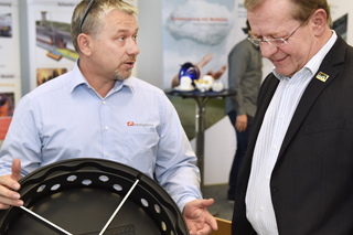 Gespräch am Stand eines Ausstellers