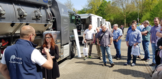 Ausstellerinterview am Spülfahrzeug auf dem Außengelände