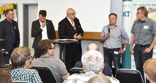 Fünf Männer bei einer Podiumsdiskussion