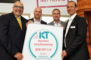 Siegelübergabe auf der IFAT am Rehau-Stand