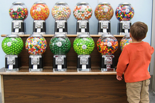 Kind vor einer Candy-Bar muss sich entscheiden