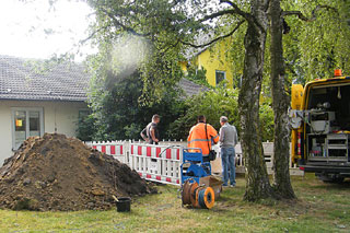 Baustelle in Vorgarten Hausanschluss Abwasser