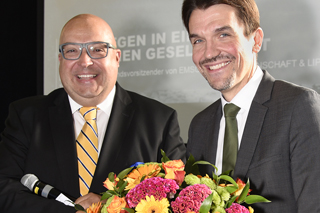 Waniek und Paetzel mit Blumenstrauß