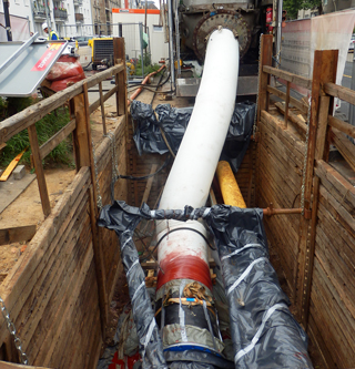 Baustelle mit Baugrube, Sanierung einer Druckleitung mit Liner