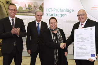 IKT-Geschäftsführer Roland Waniek nimmt Förderbescheid aus der Hand von NRW-Umweltministerin Ursula Heinen-Esser entgegen