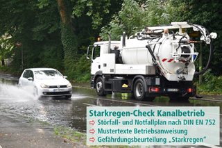 Kanalreinigungsfahrzeug und Pkw auf überschwemmter Straße