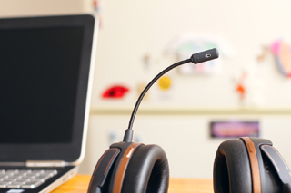 Laptop und Headset für Webmeeting oder Videotelefonie