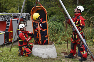 Feuerwehrleute bei der Rettung eines Verletzten aus der Kanalisation