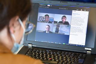 Laptop mit Videokonferenz auf dem Bildschirm