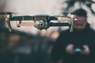 Drohne mit Kamera im Flug