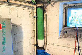 Abwasserrohr im Keller mit grünem Schlauchliner saniert