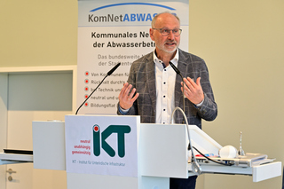 Marco Schlüter, Leiter des KomNetABWASSER, eröffnet den Baustellen-Tag Schwammstadt Bochum