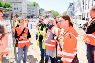 Vor Ort auf der Baustelle: Teilnehmer haben viele Fragen