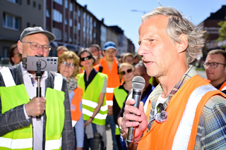 Thorsten Pacha von der Stadt Bochum steht Rede und Antwort auf der Baustelle