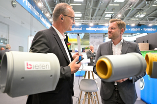 FBS zeigt Betonbauteile als Bestandteil größerer technischer Systeme
