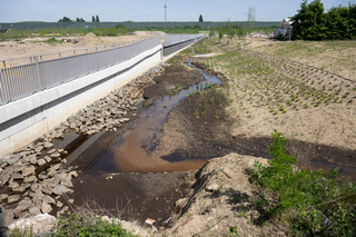 Ausgetrockneter Wasserlauf als Folge anhaltender Trockenheit und Hitze